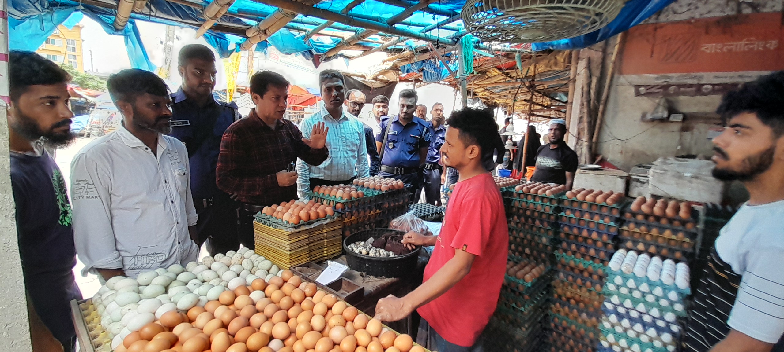 সিদ্ধিরগঞ্জে ভোক্তা অধিকারের অভিযান  মূল্য তালিকা প্রদর্শন না করা ও অতিরিক্ত দামে পণ্য বিক্রি করায় জরিমানা